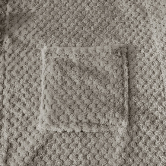 Detal wiązania paska w grubym jasnoszarym szlafroku kąpielowym z wysokogatunkowej mikrofibry