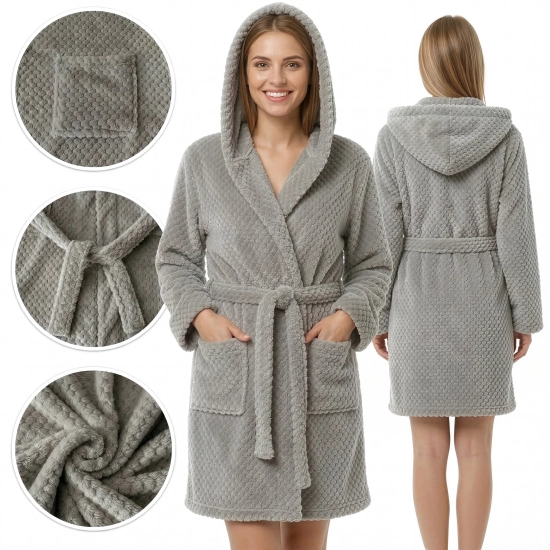 Kobieta prezentująca przód i tył ciepłego jasnoszarego szlafroka z kapturem i kieszeniami na białym tle