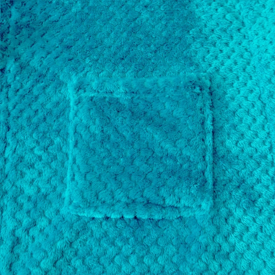 Zbliżenie na puszysty materiał turkusowego szlafroka z wytłaczanym wzorem i naszytą pojemną kieszenią