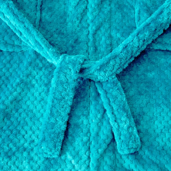 Detal wiązania paska w grubym turkusowym szlafroku kąpielowym z wysokogatunkowej mikrofibry