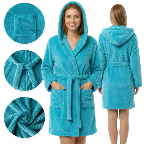 Kobieta prezentująca przód i tył ciepłego turkusowego szlafroka z kapturem i kieszeniami na białym tle