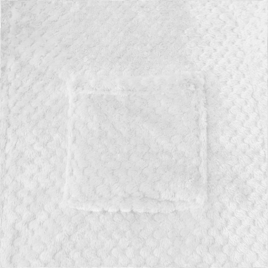 Zbliżenie na puszysty materiał białego szlafroka z wytłaczanym wzorem i naszytą pojemną kieszenią