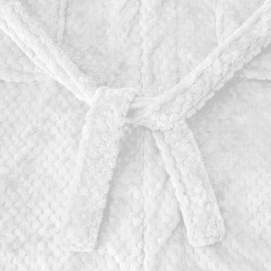 Detal wiązania paska w grubym białym szlafroku kąpielowym z wysokogatunkowej mikrofibry