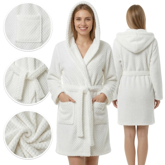 Kobieta prezentująca przód i tył ciepłego białego szlafroka z kapturem i kieszeniami na jasnym tle