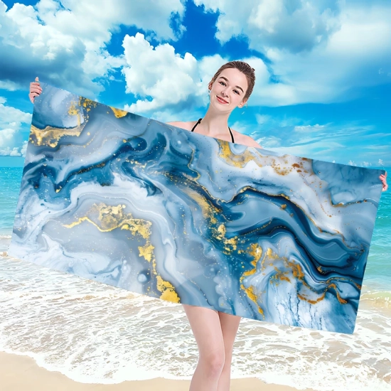 Uśmiechnięta kobieta w bikini trzymająca poziomo rozłożony duży ręcznik plażowy z mikrofibry w elegancki wzór błękitnego