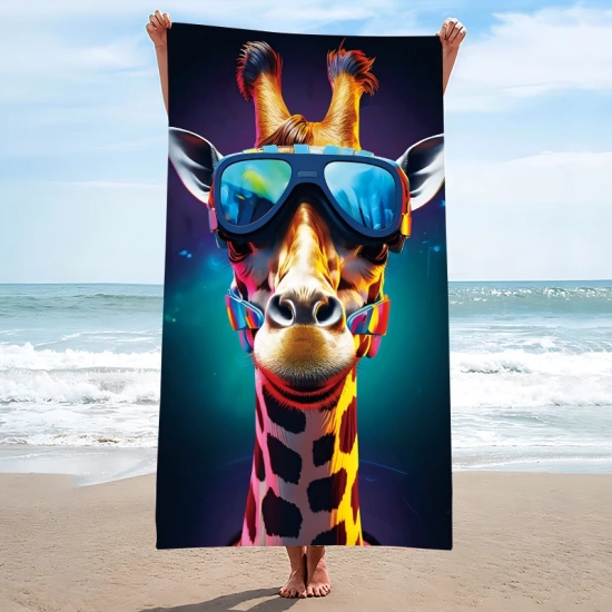 Pionowa prezentacja dużego ręcznika plażowego we wzór wyluzowanej żyrafy w okularach przeciwsłonecznych, trzymanego przez osobę stojącą na plaży