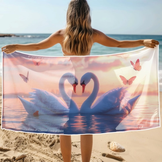 Kobieta trzymająca rozłożony szybkoschnący ręcznik plażowy z mikrofibry ze wzorem łabędzi i motyli - TwójDomNa5.pl