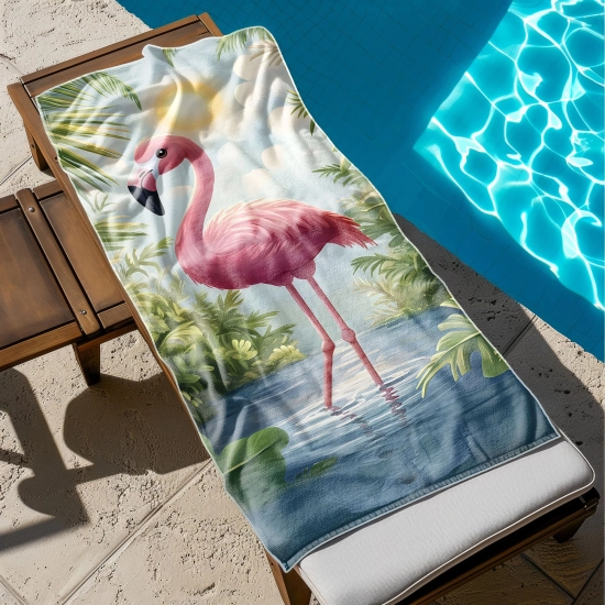 Ręcznik basenowy z mikrofibry z nadrukiem tropikalnego flaminga rozłożony na leżaku przy błękitnej wodzie. TwójDomNa5.pl