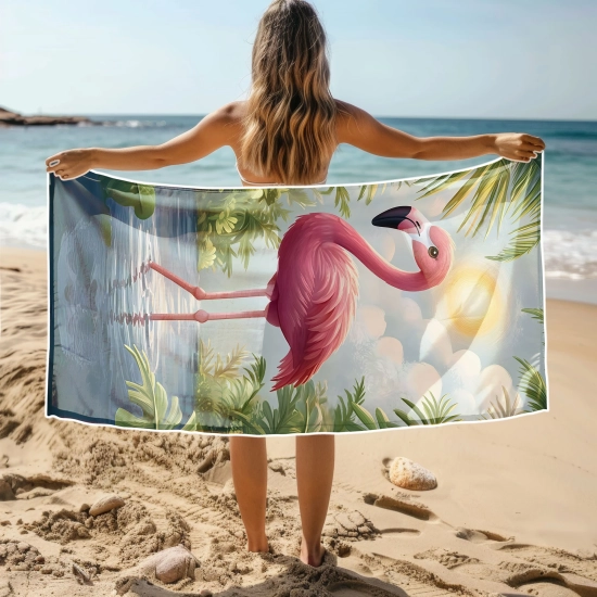 Kobieta na plaży trzymająca rozłożony duży ręcznik plażowy z mikrofibry z wakacyjnym nadrukiem flaminga. Sklep TwójDomNa5.pl