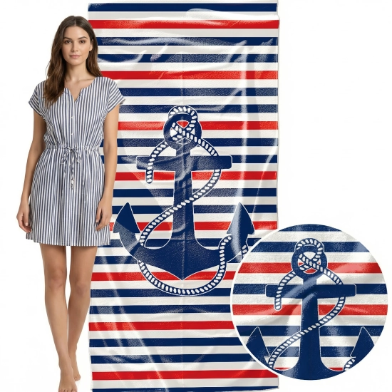 Kobieta w pasiastej sukience obok pionowo zawieszonego ręcznika z mikrofibry w paski z kotwicą, zbliżenie na detale liny i materiału.