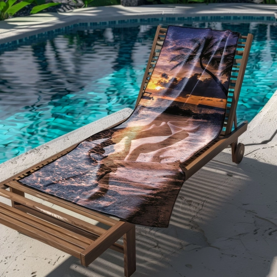 Ręcznik plażowy XXL 100x180 z egzotycznym krajobrazem rozłożony na drewnianym leżaku przy basenie