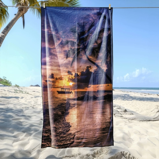 Duży szybkoschnący ręcznik z mikrofibry z motywem łodzi i palm zawieszony na sznurku na plaży