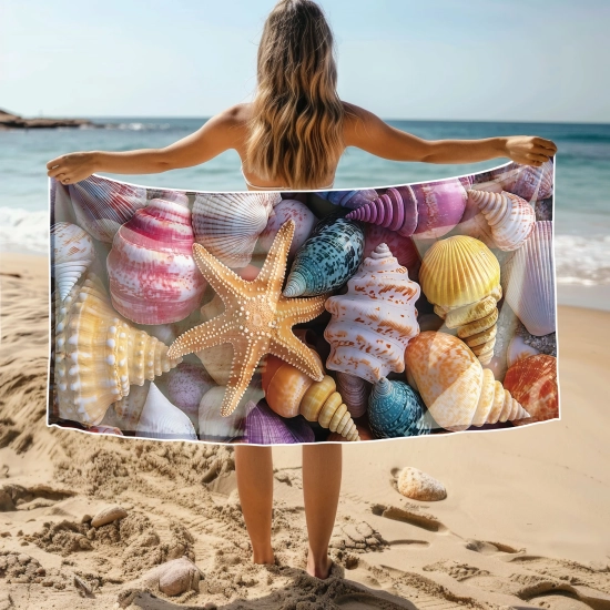 Kobieta stojąca tyłem trzymająca rozłożony gigantyczny ręcznik plażowy z mikrofibry z nadrukiem skarbów oceanu - TwójDomNa5.pl
