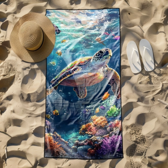Odporny na piasek ręcznik na leżak hotelowy z podwodnym krajobrazem i żółwiem, rozłożony na piasku - TwójDomNa5.pl