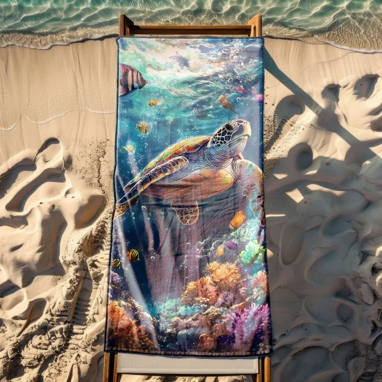 Ogromny ręcznik plażowy XXL z realistycznym motywem morskiego żółwia rozłożony w całości na drewnianym leżaku
