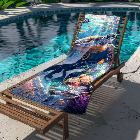 Rozłożony na leżaku basenowym chłonny ręcznik gigant z mikrofibry z kolorowym wzorem rafy koralowej i żółwia