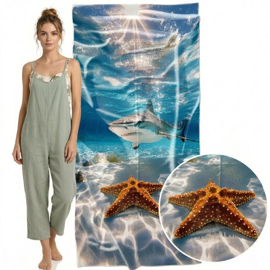 Kobieta w letnim kombinezonie obok pionowo zawieszonego ręcznika XXL z mikrofibry z rekinem, zbliżenie na rozgwiazdę