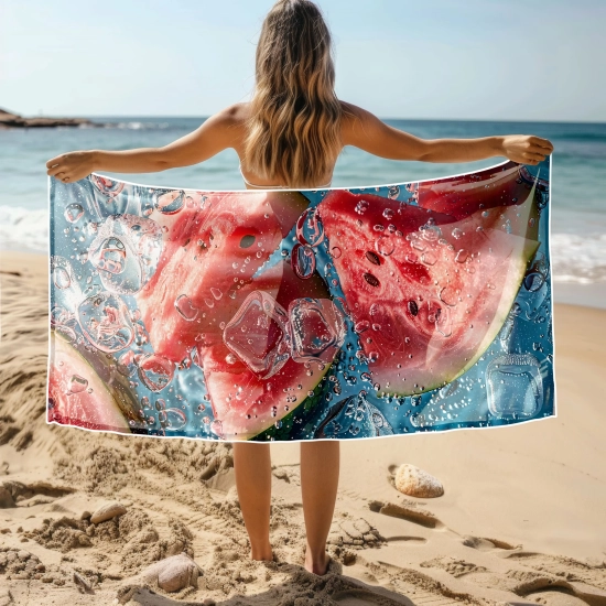 Kobieta stojąca na plaży tyłem trzymająca rozłożony ręcznik podróżny z mikrofibry z nadrukiem w arbuzy - TwójDomNa5.pl