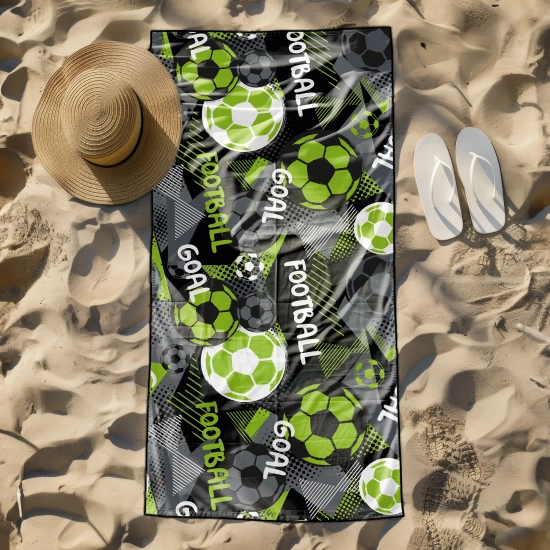 Odporny na piasek ręcznik na leżak hotelowy ze sportowym nadrukiem dla fana piłki nożnej, rozłożony na piasku - TwójDomNa5.pl