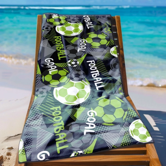 Szybkoschnący ręcznik XXL na leżak z nadrukiem w piłki rozłożony przy basenie