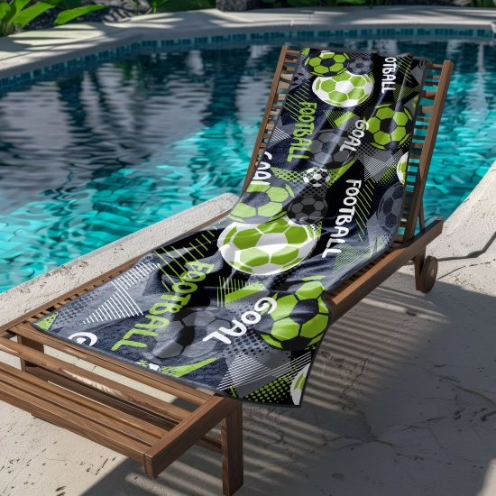 Ręcznik plażowy XXL 100x180 w nowoczesną grafikę piłkarską rozłożony na leżaku na tle rajskiej plaży - TwójDomNa5.pl