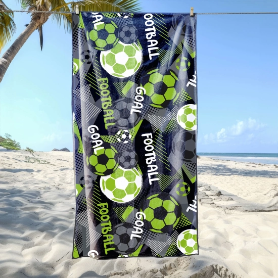 Duży szybkoschnący ręcznik z mikrofibry dla kibica zawieszony pionowo na sznurku na plaży - TwójDomNa5.pl