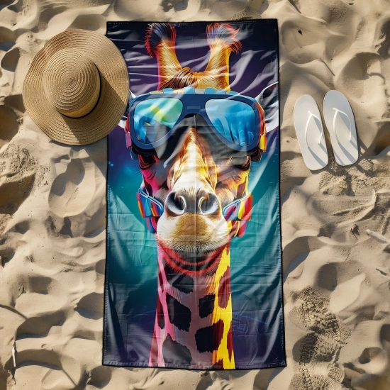 Odporny na piasek ręcznik na leżak hotelowy z neonową grafiką żyrafy, rozłożony na piasku obok klapków - TwójDomNa5.pl
