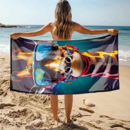 Kobieta stojąca tyłem trzymająca rozłożony gigantyczny ręcznik plażowy z mikrofibry z nadrukiem żyrafy w goglach - TwójDomNa5.pl