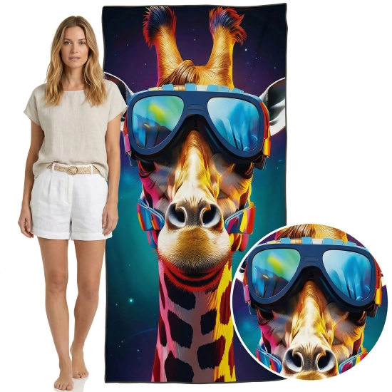 Modelka w letnim stroju obok pionowo zawieszonego ręcznika XXL z mikrofibry z pop-artową żyrafą, zbliżenie na okulary