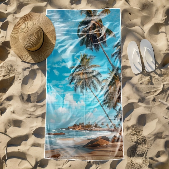 Odporny na piasek ręcznik na leżak hotelowy z widokiem na lazurową wodę, rozłożony na piasku - TwójDomNa5.pl