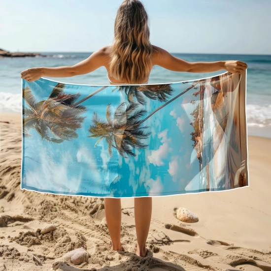 Kobieta stojąca tyłem trzymająca rozłożony gigantyczny ręcznik plażowy z mikrofibry z nadrukiem wakacyjnej plaży - TwójDomNa5.pl