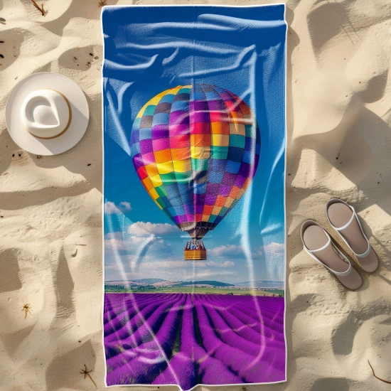 Duży ręcznik plażowy XXL z mikrofibry ze wzorem balonu unoszącego się nad polem lawendy, na piasku z kapeluszem - TwójDo
