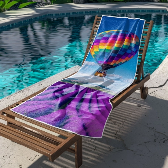 Rozłożony w całości na leżaku basenowym chłonny ręcznik gigant z mikrofibry ze wzorem balonu i lawendy
