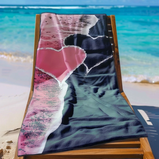Szybkoschnący ręcznik XXL na leżak z artystycznym nadrukiem rozłożony na tle oceanu
