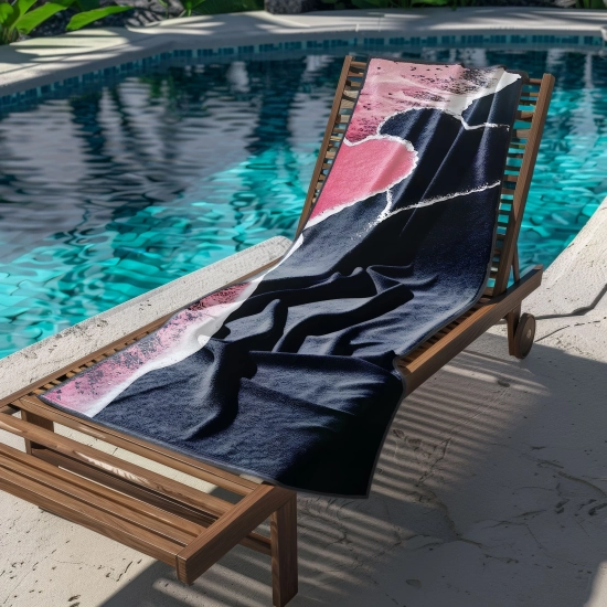 Ręcznik plażowy XXL 100x180 z nowoczesną grafiką w serce rozłożony na leżaku basenowym - TwójDomNa5.pl