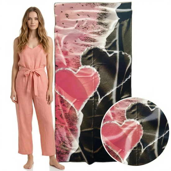 Modelka w brzoskwiniowym stroju obok pionowo zawieszonego ręcznika XXL z mikrofibry z artystycznym sercem, zbliżenie - TwójDomNa5.pl