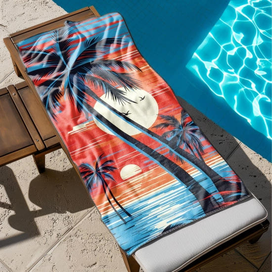 Mały ręcznik do bagażu z nadrukiem retro palm rozłożony na drewnianym leżaku przy basenie
