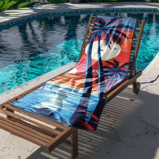 Lekki ręcznik na basen z egzotyczną grafiką palm i słońca rozłożony na leżaku przy basenie - TwójDomNa5.pl
