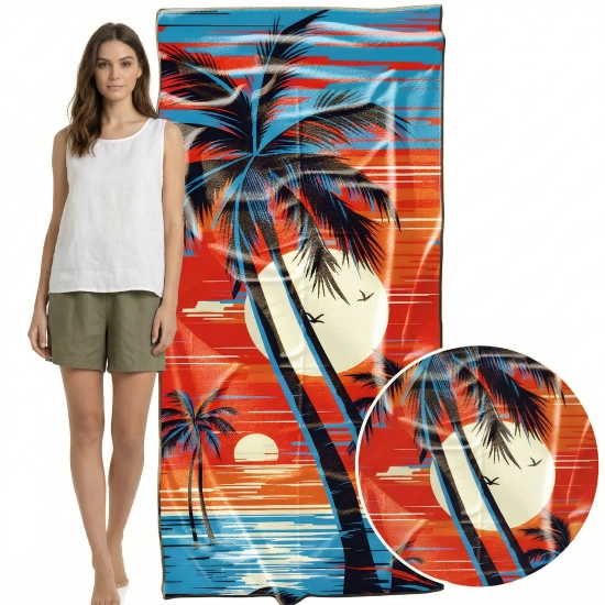 Modelka w białym topie obok ręcznika z mikrofibry we wzór palm i słońca, zbliżenie na detal - TwójDomNa5.pl