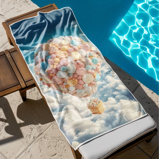 Wielki ręcznik plażowy szybkoschnący 100x180 z nadrukiem cukierkowego balonu w chmurach zawieszony pionowo na tropikalnej plaży - TwójDomNa5.pl