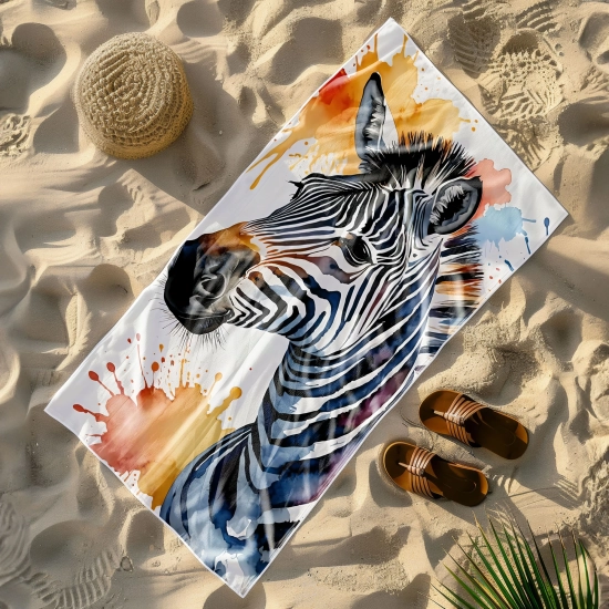 Wielki ręcznik plażowy Serena z ekspresyjnym motywem zwierzęcym leżący na piaszczystej plaży obok klapek - TwójDomNa5.pl