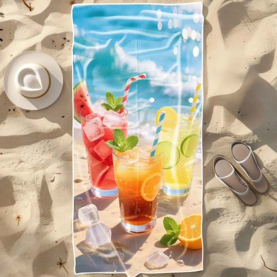 Duży ręcznik plażowy XXL z mikrofibry z fotorealistycznym motywem kolorowych drinków, rozłożony na piasku obok kapelusza