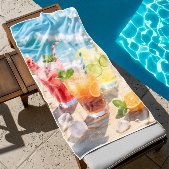 Szybkoschnący ręcznik XXL na leżak ze wzorem drinków z owocami rozłożony na drewnianym leżaku na tle oceanu - TwójDomNa5.pl