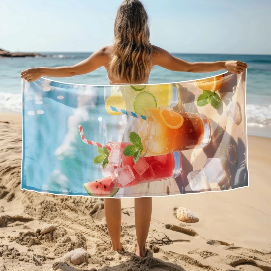 Kobieta stojąca tyłem trzymająca rozłożony gigantyczny ręcznik plażowy z mikrofibry z motywem orzeźwiających drinków