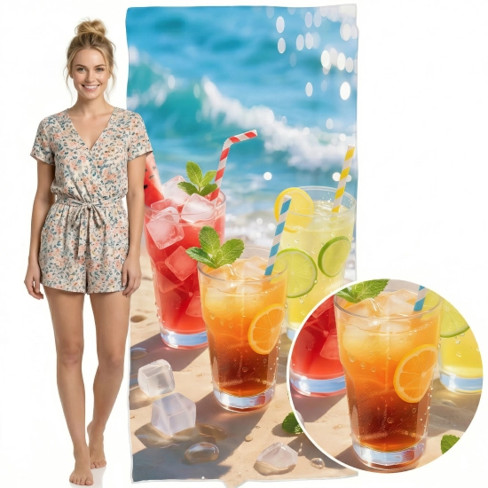 Modelka obok gigantycznego ręcznika XXL z mikrofibry ze wzorem wakacyjnych napojów, zbliżenie na detal - TwójDomNa5.pl