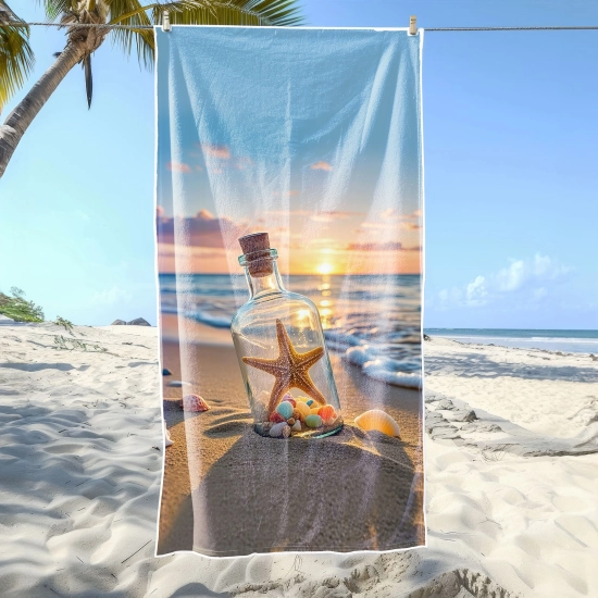 Duży szybkoschnący ręcznik z letnim, nadmorskim klimatem zawieszony pionowo na sznurku na słonecznej plaży - TwójDomNa5.pl