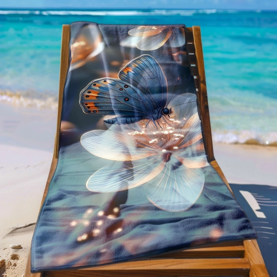 Ręcznik szybkoschnący ze wzorem mistycznego motyla na leżaku przy basenie z widokiem na turkusowe morze