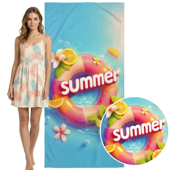 Kobieta w letniej sukience obok wiszącego szybkoschnącego ręcznika Cytrusowe Summer