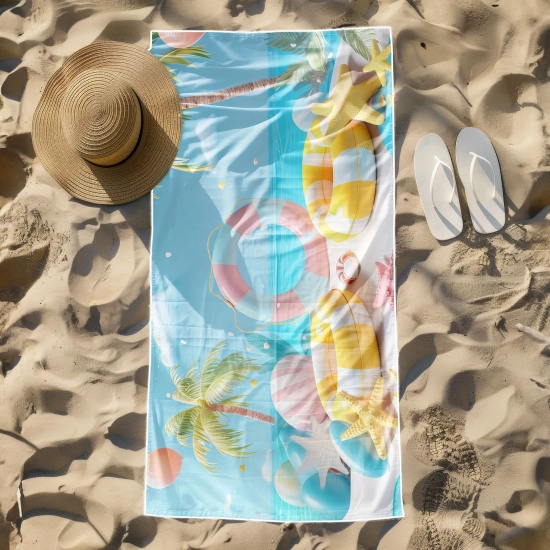 Kompaktowy ręcznik podróżny z mikrofibry Pastelowa Plaża leżący na piasku przy białych klapkach