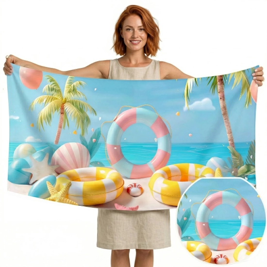 Uśmiechnięta kobieta w letniej sukience trzymająca rozłożony ręcznik plażowy Pastelowa Plaża